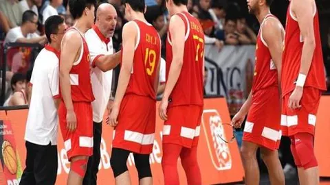 《独家揭秘：C罗2021年王者归来，门德斯巧施妙计，曼联恐慌之下签下足球传奇！》